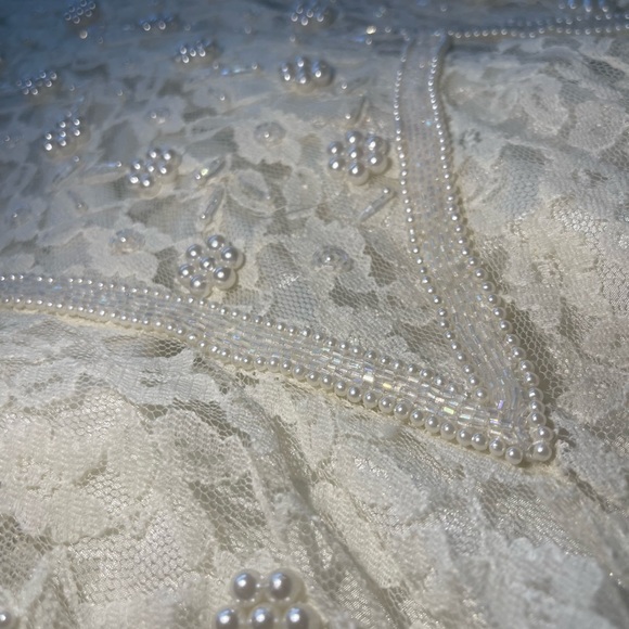STUNNING Antique white lace and pearl wedding gown. - Picture 7 of 7